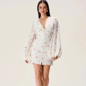 Adoore klänning  - Så fin klänning från adoore, använd en gång❤️helt slutsålt. Kan även tänka mig att byta till en 34💕