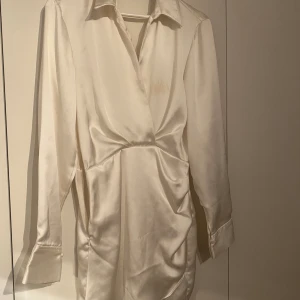 vit silkes klänning från zara😍 - Använd 1gång, supersnygg till festligare tillfälle, typ studenten😍❤️‍🔥 Priset går självklart att diskutera 🌸