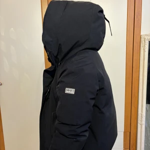 Kenzo vinterjacka - Färg: Svart  Storlek: M  Jackan är i ett bra skick, inga skador.  Använd 1 vinter.  Hör av dig vid vidare frågor. 