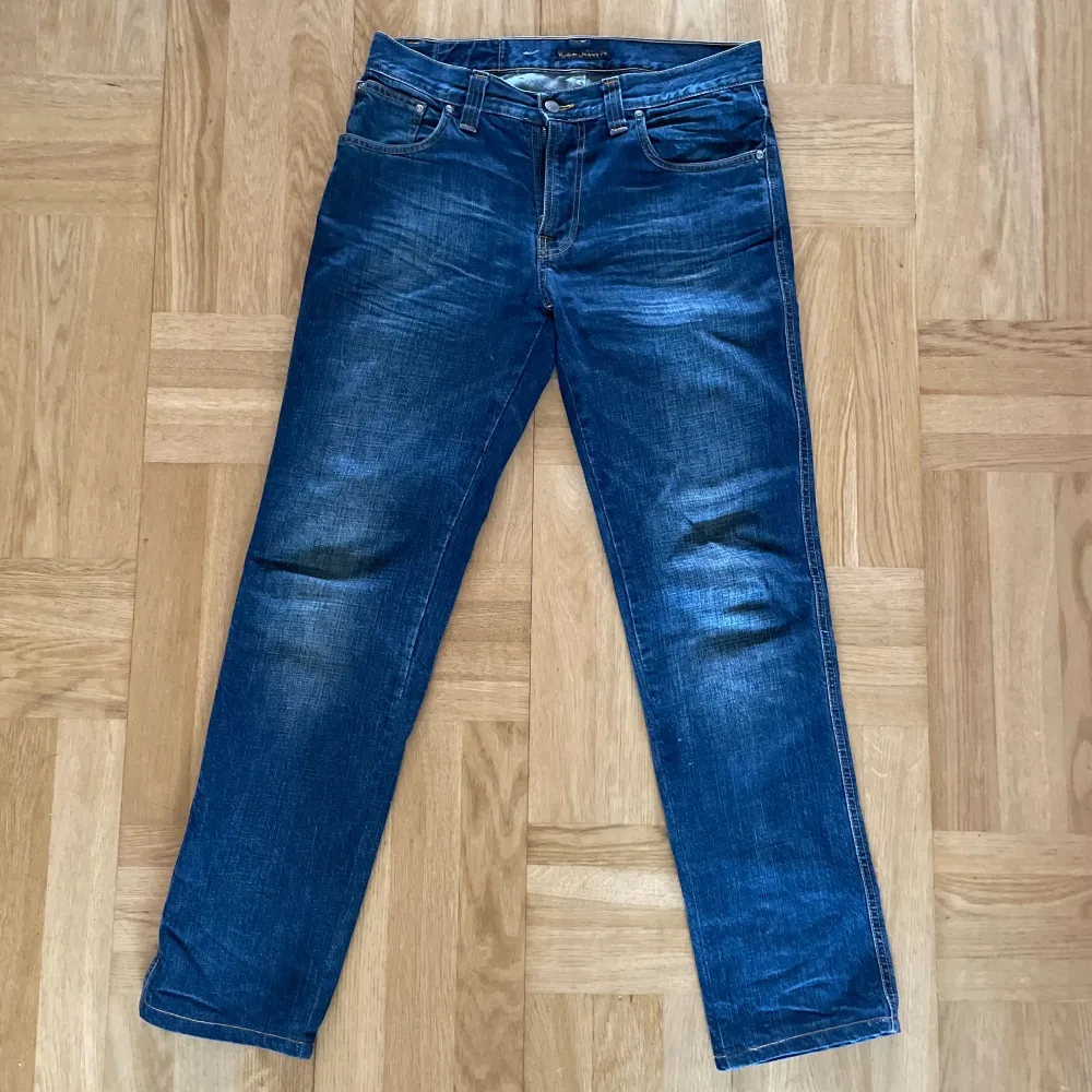 Ett par Nudie Jeans för intresserade. Modellen är ”Slim Jim” i marinblått. Jeansen är i väldigt bra skick utan defekter. Tveka inte vid frågor!. Jeans & Byxor.