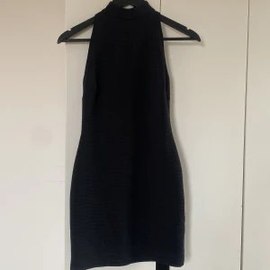 Kort festklänning med öppen rygg - En Festklänning  som formar kroppen så otroligt bra! Kort men inte för kort😫 använd 1 gång, inga defekter. 