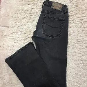 Säljer mina lågmidjade crocker bootcut jeans i storlek 26W 31L. De kommer tyvärr inte till användning. Använda en gång. Skriv för mer bilder❤️ 