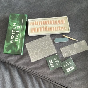 Switch nails  - Använda en gång men bara 10 av 30 man för en ny sett men klisterlappar och även några till, 2 wipes och en nagelfil och pinne som aldrig är använda. Färgen är nude 