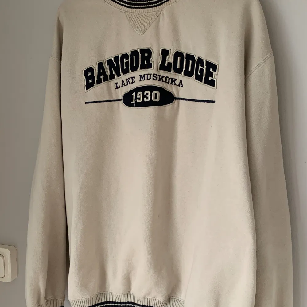 En vintage sweatshirt men inte kommer till användning längre. Passar dig som bär S eller M!💖. Hoodies.