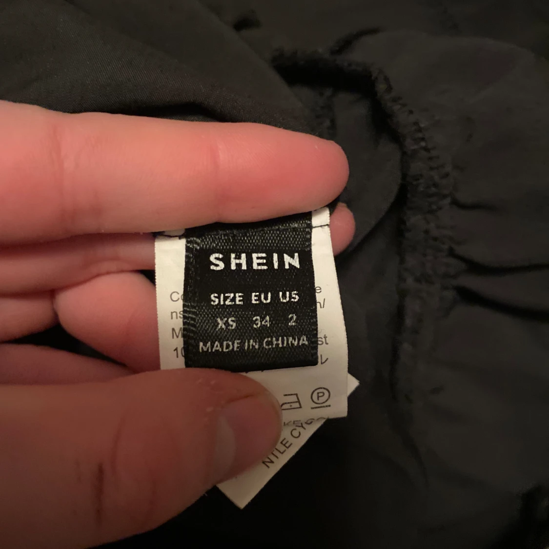 Svart kort volang kjol - 90