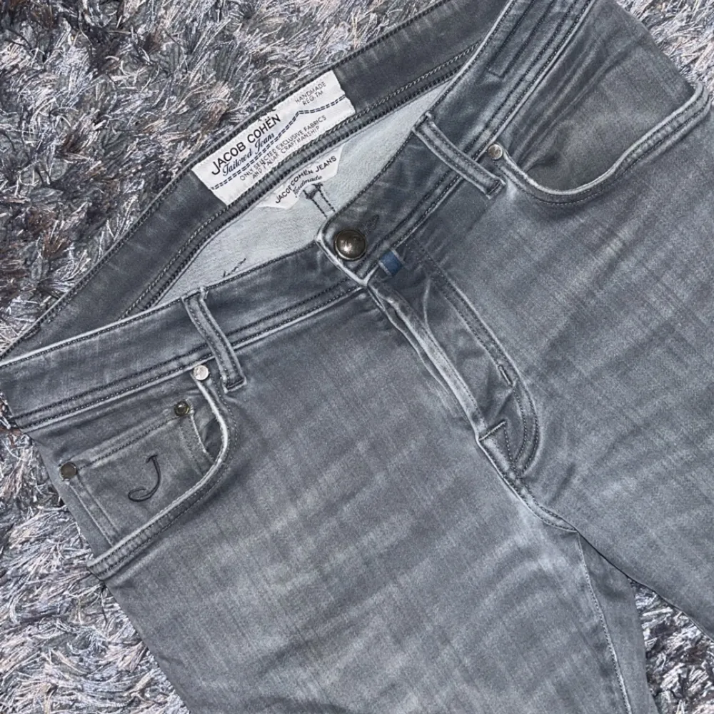 Grymt skick helt utan defekter på byxorna förutom lite sabotage på lappen bakom. Nypris på 4499kr. Hör av er vid frågor & funderingar🤝. Jeans & Byxor.