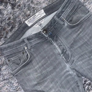 Jacob Cohen Jeans  - Grymt skick helt utan defekter på byxorna förutom lite sabotage på lappen bakom. Nypris på 4499kr. Hör av er vid frågor & funderingar🤝