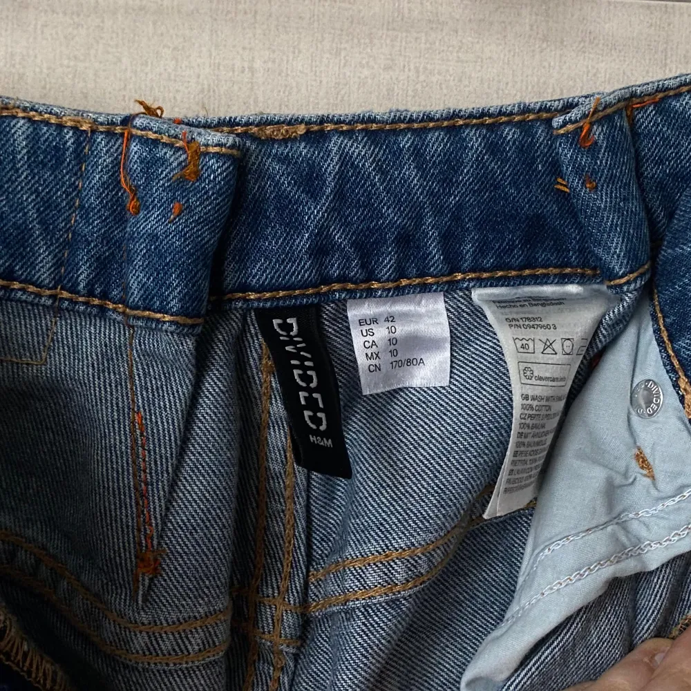 Dessa är storlek 42 fast är sydda ihop att passa bättre så det kan va imellan 36-38, nya, håliga jeans på knäna. Jeans & Byxor.