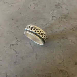 silver ring som väger 8 gram, man kan se på insidan att det är äkta silver. skriv om du har frågor