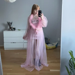 Pink robe  - Super söt rosa robe som är köpt på dollskill men har bara legat i garderoben. En punkt som håller ihop kragen har släppt men inget som märks eftersom den sitter fast runt resten av kragen med punktar / lätt att sätta dit ny! (Se sista bild)