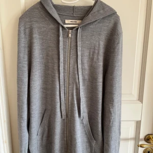 Zadig - tjenare! nu säljer vi en riktigt fet zip hoodie från Zadig & Voltaire. Nypris 5000kr, vårt pris 999kr. Skick 9/10. Vid ytterligare frågor kontakta oss i dm. Mvh Resellgarms 