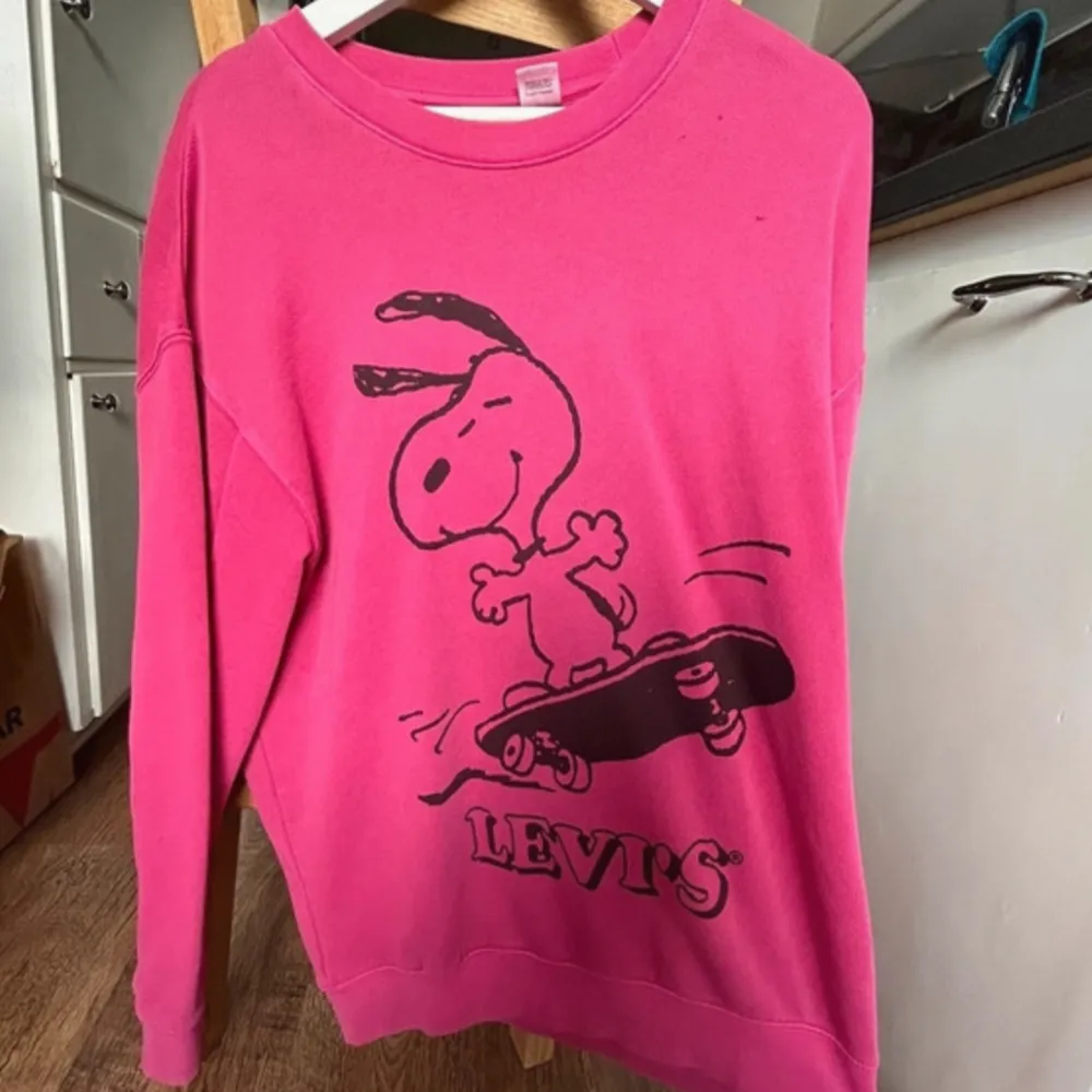 Levis x peanuts rosa sweater med snobben på! Storlek S men oversized.  Aldrig använd 🩷 . Tröjor & Koftor.