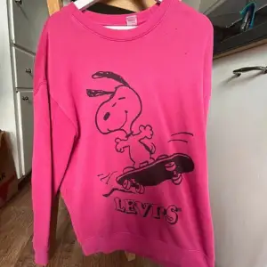 Levis x peanuts rosa sweater med snobben på! Storlek S men oversized.  Aldrig använd 🩷 