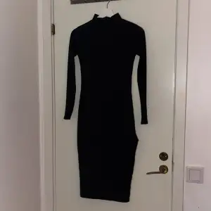Bohoo svart klänning med slits