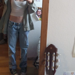 Lågmidjade jeans  - Lågmidjade "ARROW LOW STRAIGHT JEANS" från Weekday, inga spår av användning. Lite långa på mig som är typ 160 cm Orginal pris: 590 sek