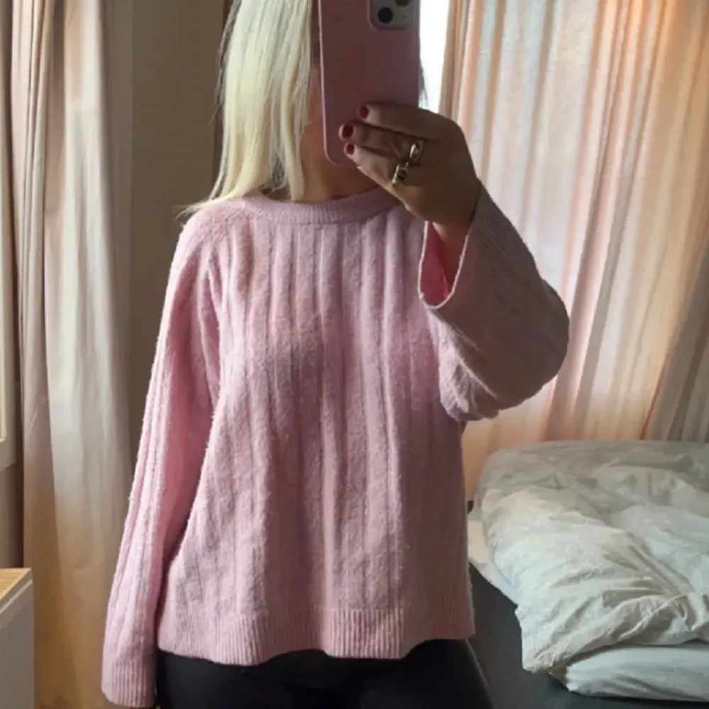 Säljer denna rosa stickade tröjan i storlek S för att jag har tröttnat lite på den, jätteskön och fin💖 den är från lager 157, bilderna är lånade!!. Stickat.