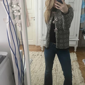 Odd Molly kofta - Supersnygg kofta från odd Molly med rosetter! Helt oanvänd, mycket fint skick!!