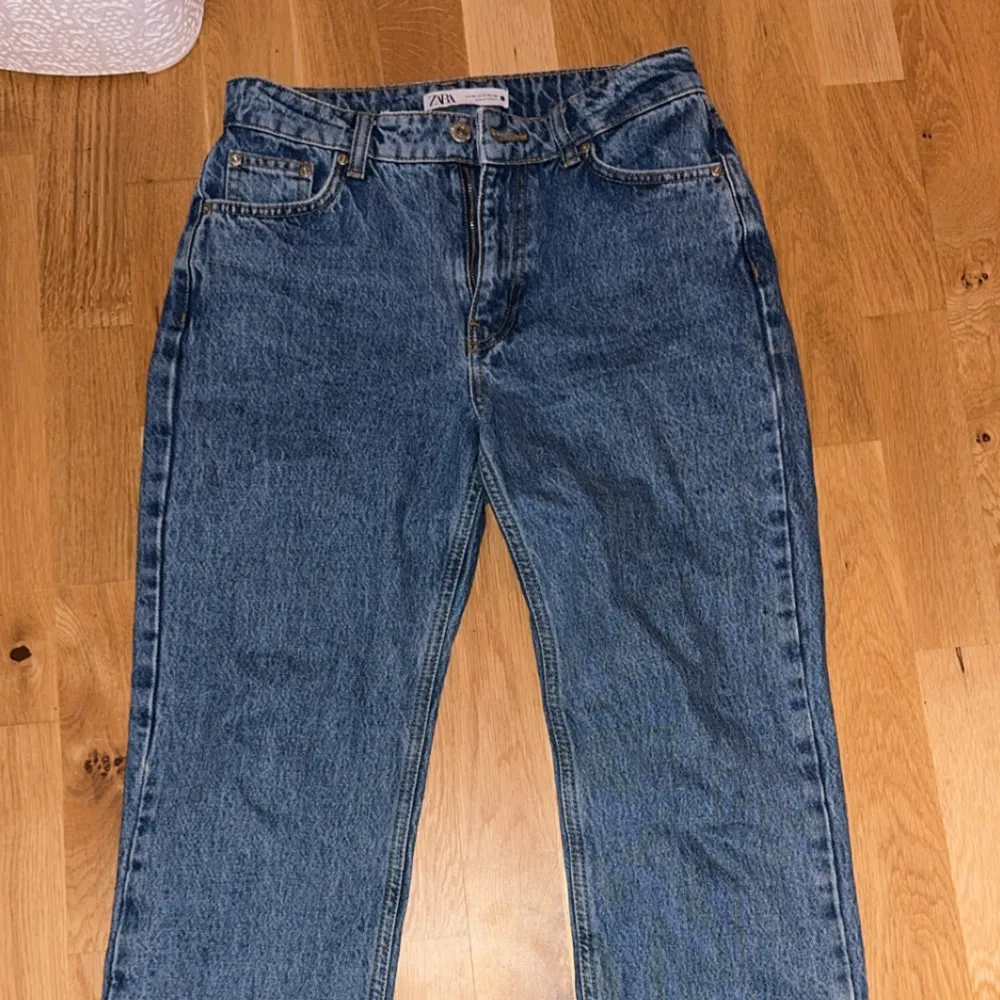 Ljustvättade jeans ifrån zara. Endast använd två gånger. De är i god skick.. Jeans & Byxor.