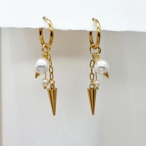 Handgjorda örhängen  - Handgjorda örhängen ● Material- rostfritt stål och glaspärlor ●Örhängeskrokar - rostfritt stål ●Längd -5cm .Vattentåliga, ändrar inte färgen! Följ:@ekjewelryofficial 