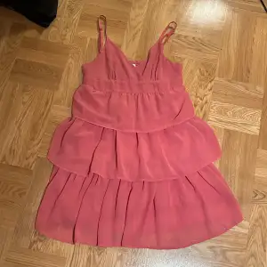 Jötte söt rosa babydoll klänning köpt second hand för ca 3 år sedan🎀aldrig använd av mig!! Använd gärna köp nu❣️