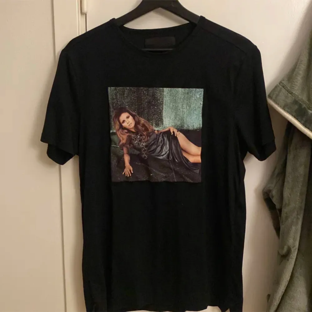Hej säljer nu min otroligt fina Limitato T-shirt. Modellen heter terry o’neill. Väldigt fin skick knappt använd och original box ingår i köp. Skriv om ni har några funderingar/Mvh Melker B. T-shirts.