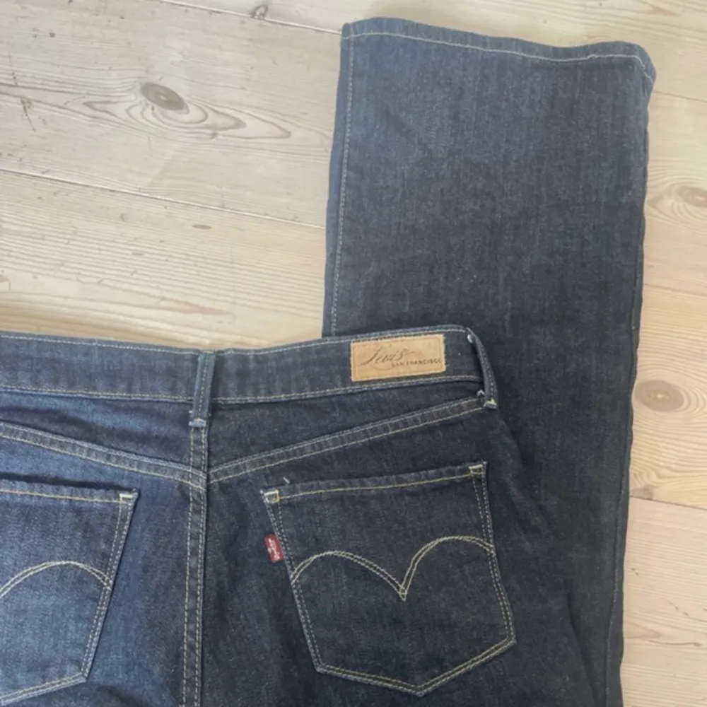 Mörkblå vintage Levi’s jeans köpta på Vinted. Bootcut och low/midrise. Strl 29. 💞 Midjemått 41 x 2 cm Innerbenslängd 77 cm (Lånade bilder). Jeans & Byxor.