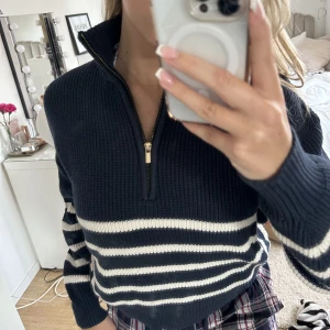 Blå zip stickad tröja - Säljer en jätte fin blå stickad tröja med vita ränder. Har inga skador eller liknade och använd fåtal gånger. Från Lindex❤️