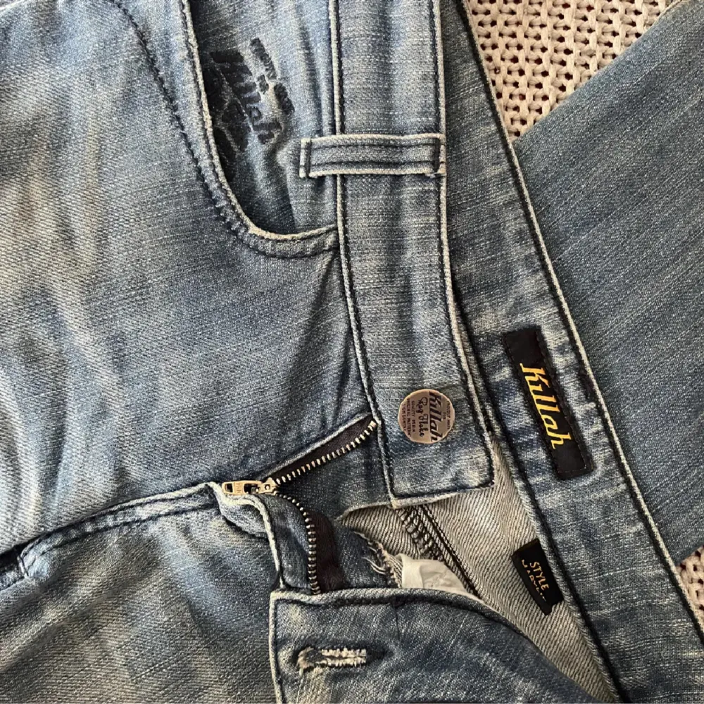 Straight lågmidjade byxor med slits, storlek 25❤️ midja tvärs över: 34 cm, innerbenslängd: 82 cm. Jeans & Byxor.
