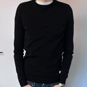 Jack n Jones tröja - Jack n Jones tröja till salu! Modellen är 181cm och bär på storlek S. Tröjan är knapp använd och är i ett mycket bra skick. Nypris 539kr. Mitt pris 110kr.