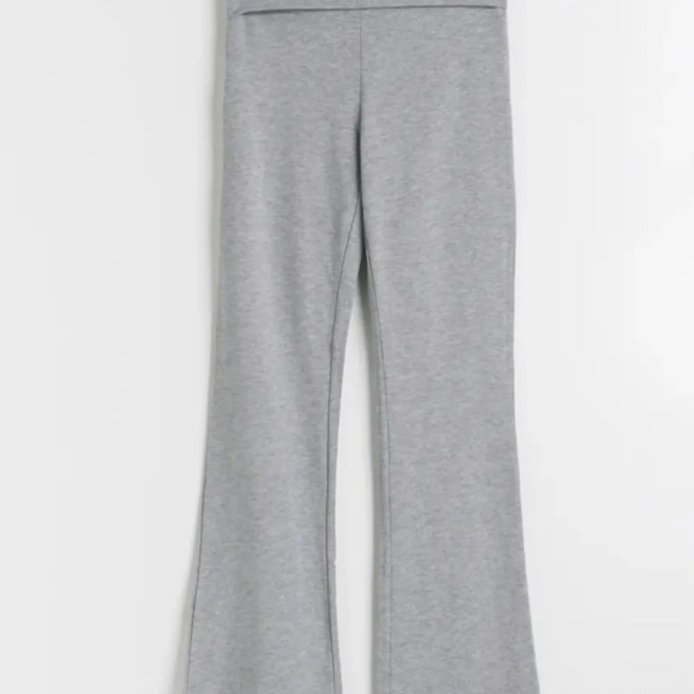 Säljer mina yoga pants från Gina!! 💕använda fåtal gånger och är inget som är fel på dom, som nya. Skriv innan köp så att jag är beredd! 💕(Köpta för 359kr). Jeans & Byxor.