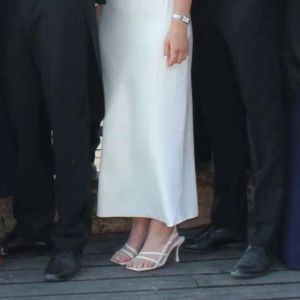 Vit/beiga klackar - Säljer mina skitsnygga klackskor från NA-KD! Endast använda 1 gång men har lite slitage på vissa ställen (inget som syns på avstånd). Finns inte kvar på hemsidan. Köpta för ca 600kr