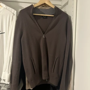 Massimo dutti hel zip - En tröja i fint skick, tröjan matchar med dem flesta färgerna och är väldigt stilig Köparen står för frakten