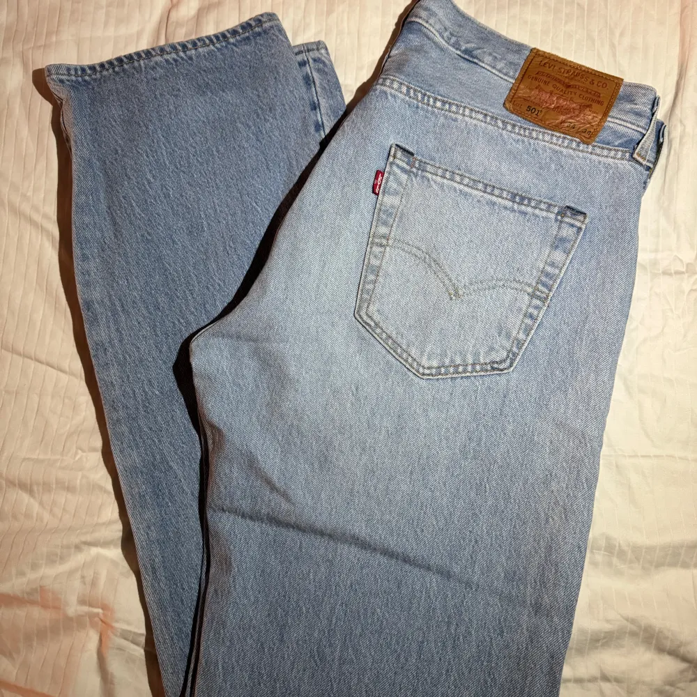 Säljer dessa levis jeansen i modellen 501 i storlek 34/34. Jeansen är varsamt använda och är fortfarande i bra kvalitet. Skriv för fler frågor eller bilder.. Jeans & Byxor.