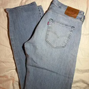 Säljer dessa levis jeansen i modellen 501 i storlek 34/34. Jeansen är varsamt använda och är fortfarande i bra kvalitet. Skriv för fler frågor eller bilder.