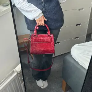 Säljer denna skit snygga röda väskan. Nästan aldrig använd så i mycket bra skick.