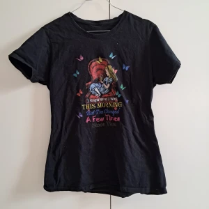 Tshirt med tryck - T-shirt med Alice i underlandet-inspirerat tryck, ökänt märke // Ca storlek M // Skicka pm för mer info/samtal