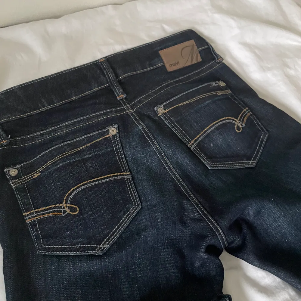 Jätte fina bootcut jeans i storlek 25/30, från Mavi. Mycket bra skick. Säljer då de är för korta för mig som nästan är 170cm lång. Kontakta för fler bilder!🥰🥰(pris kan diskuteras) !! nypris ca 700-800kr. Jeans & Byxor.