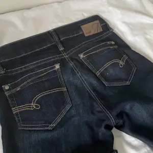 Jätte fina bootcut jeans i storlek 25/30, från Mavi. Mycket bra skick. Säljer då de är för korta för mig som nästan är 170cm lång. Kontakta för fler bilder!🥰🥰(pris kan diskuteras) !! nypris ca 700-800kr