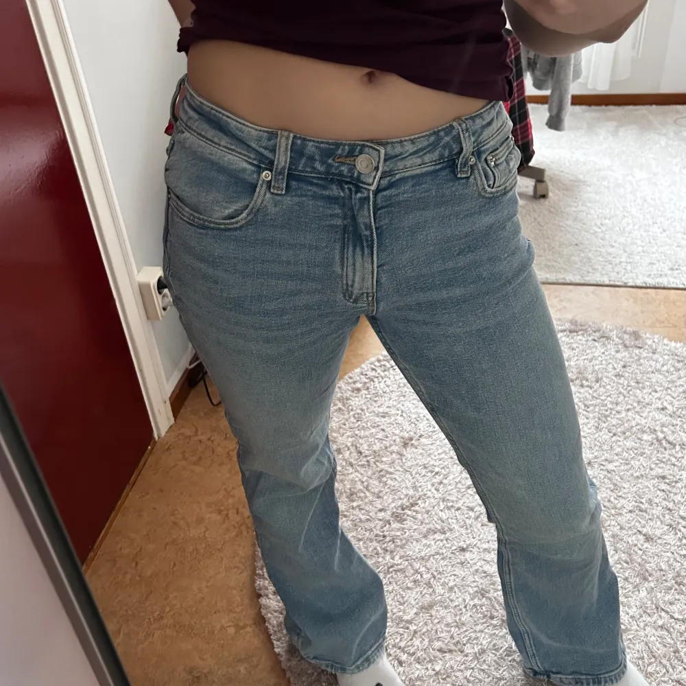 Super sköna jeans från Gina Tricot i storlek 164 (s) använd några fåtal gånger men i super bra skick! Är pytte lite slitna vid slutet, jag är 161💕. Jeans & Byxor.