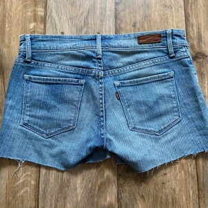 Vintage Levis shorts - Snygga shorts som var längre men jag klippte av de. Sitter väldigt snyggt på och dem är low Rise 