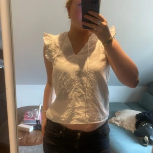 Blus med volanger - Säljer denna jättesöta blus som man kan ha åt båda hållen🫶🏽