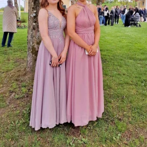 Balklänning  - Säljer den högra balklänningen på bilden, superfin och endast använd vid ett tillfälle. Fin rosa färg som gör sig väldigt fin på bild, storlek S. Köpt för ca 400kr o säljer för 200. Perfekt klänning om man inte vill lägga ut för mycket pengar. 