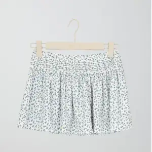 Jättefin kjol från Gina Young💗 Köpt förra året och är knappt använd!💕