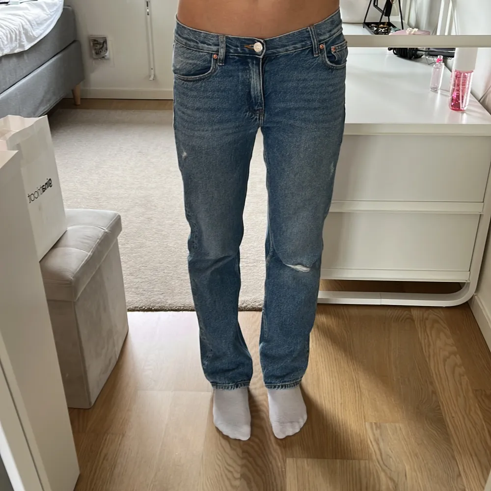 Jätte fina jeans från Gina som inte kommer till användning, har en liten bootcut i sig och ett hål i högra knät. Köptes för 300kr. (Low waist). Jeans & Byxor.
