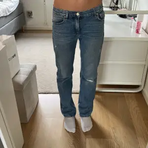 Jätte fina jeans från Gina som inte kommer till användning, har en liten bootcut i sig och ett hål i högra knät. Köptes för 300kr. (Low waist)