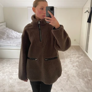 Arket fleece - Brun fleece från Arket i storlek M. Jag är vanligtvis en xs. Använd en gång och precis som ny! Säljer för 800, kan tänka mig sänka vid snabb affär!