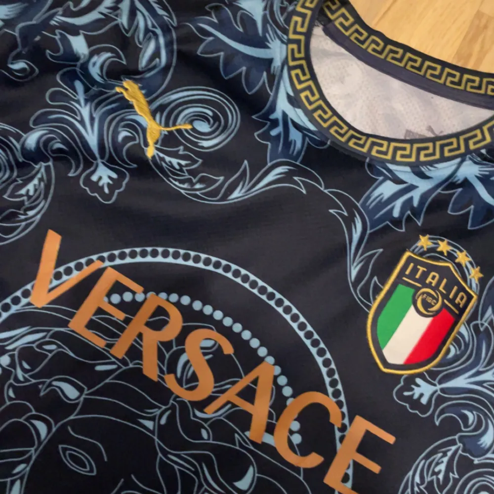 Versace x Puma Italien landslagströja/fotbollströja. Bra skick. XL passar L. T-shirts.