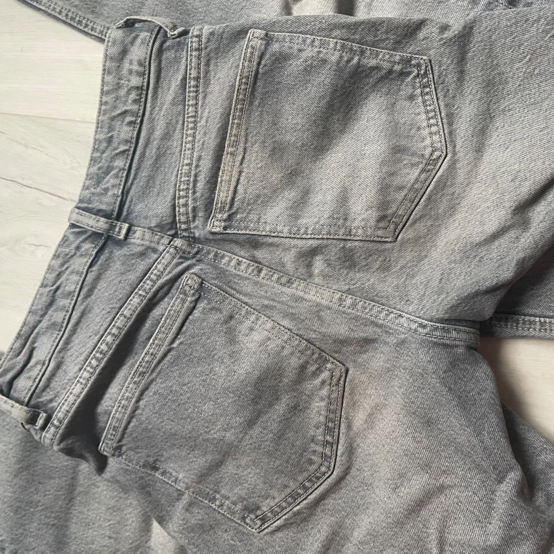 Gråa zara jeans straight - 90