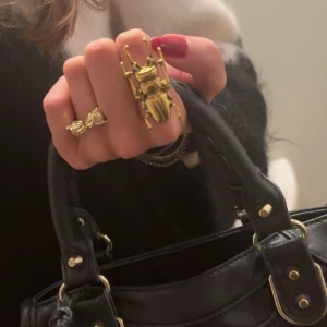 Skalbagge ring - En guldig skalbagge ring, så cool! Bilderna är lånade, men ringen ser exat likadan ut. Storleken är justerbar🥰. Skriv om ni har frågor 