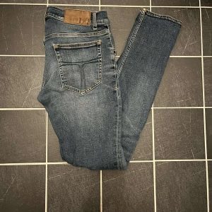 Tiger of sweden jeans - Ett par feta tiger of sweden jeans i storlek 30/32 i passformen slimfit. | Nypris 1699kr | Vårat pris endast 399kr | skick 8/10 bra skick | Hör av dig vid funderingar eller frågor!🔔